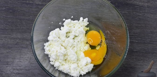 Фото приготовления рецепта: Творожные блины-пирожки с грибной начинкой - шаг №8