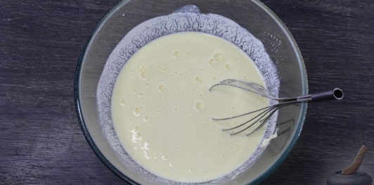 Фото приготовления рецепта: Творожные блины-пирожки с грибной начинкой - шаг №12