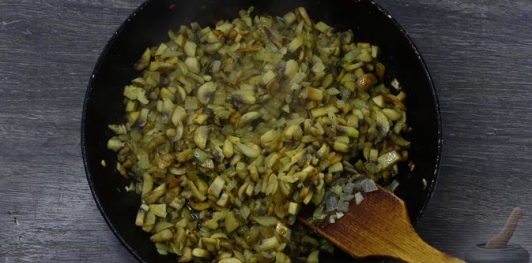 Фото приготовления рецепта: Творожные блины-пирожки с грибной начинкой - шаг №7