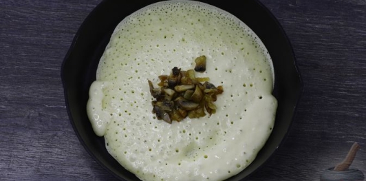 Фото приготовления рецепта: Творожные блины-пирожки с грибной начинкой - шаг №20