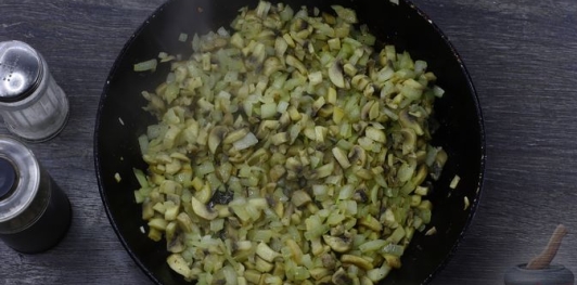 Фото приготовления рецепта: Творожные блины-пирожки с грибной начинкой - шаг №6