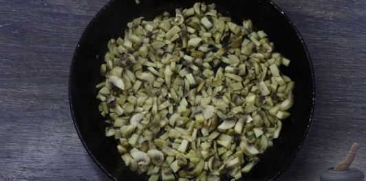 Фото приготовления рецепта: Творожные блины-пирожки с грибной начинкой - шаг №3