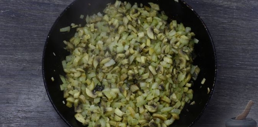 Фото приготовления рецепта: Творожные блины-пирожки с грибной начинкой - шаг №5