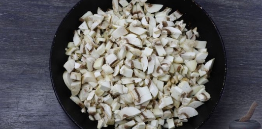 Фото приготовления рецепта: Творожные блины-пирожки с грибной начинкой - шаг №2