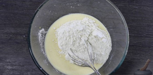 Фото приготовления рецепта: Творожные блины-пирожки с консервированными персиками - шаг №11