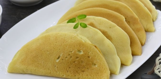 Фото приготовления рецепта: Творожные блины-пирожки с консервированными персиками - шаг №23