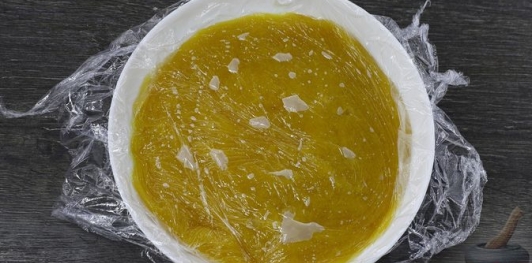 Фото приготовления рецепта: Творожные блины-пирожки с консервированными персиками - шаг №5