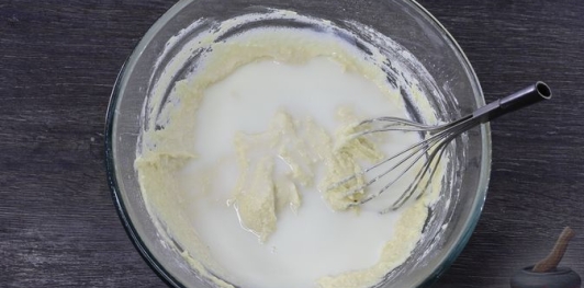 Фото приготовления рецепта: Творожные блины-пирожки с консервированными персиками - шаг №14