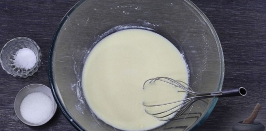 Фото приготовления рецепта: Творожные блины-пирожки с консервированными персиками - шаг №9