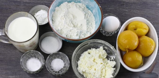 Фото приготовления рецепта: Творожные блины-пирожки с консервированными персиками - шаг №1