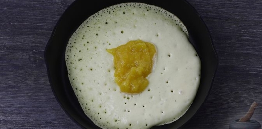 Фото приготовления рецепта: Творожные блины-пирожки с консервированными персиками - шаг №19