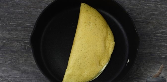 Фото приготовления рецепта: Творожные блины-пирожки с консервированными персиками - шаг №20