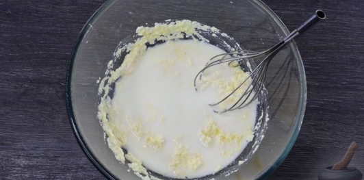 Фото приготовления рецепта: Творожные блины-пирожки с консервированными персиками - шаг №8