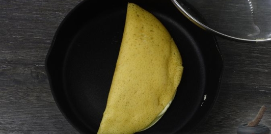 Фото приготовления рецепта: Творожные блины-пирожки с консервированными персиками - шаг №21