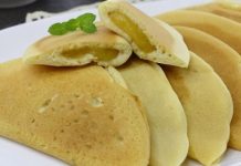 Творожные блины-пирожки с консервированными персиками