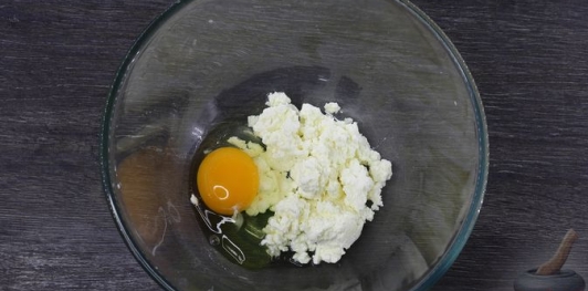 Фото приготовления рецепта: Творожные блины-пирожки с консервированными персиками - шаг №6