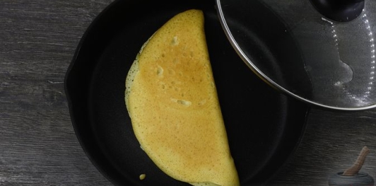 Фото приготовления рецепта: Творожные блины-пирожки с консервированными персиками - шаг №22