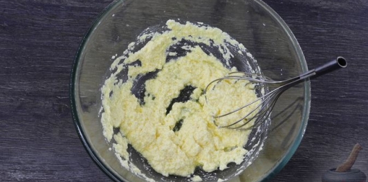 Фото приготовления рецепта: Творожные блины-пирожки с консервированными персиками - шаг №7