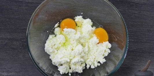 Фото приготовления рецепта: Творожные блины-пирожки со сладкой творожной начинкой - шаг №3