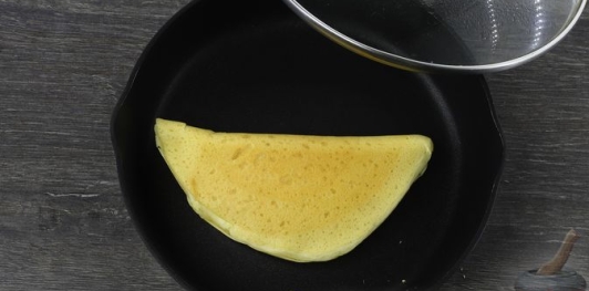 Фото приготовления рецепта: Творожные блины-пирожки со сладкой творожной начинкой - шаг №22