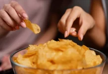 Ученые объяснили, почему после чипсов хочется есть еще больше