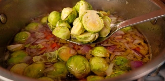 Фото приготовления рецепта: Утиный суп с брюссельской капустой, зелёным горошком и сырными клёцками - шаг №14