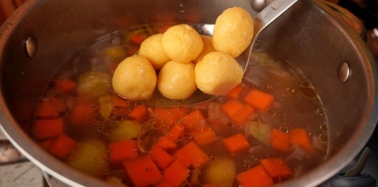 Фото приготовления рецепта: Утиный суп с брюссельской капустой, зелёным горошком и сырными клёцками - шаг №16