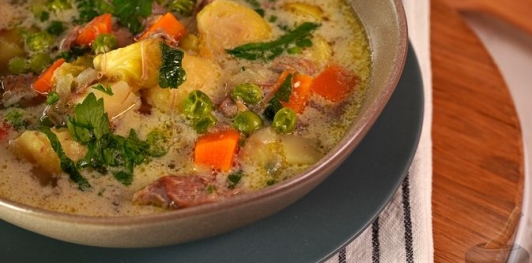 Фото приготовления рецепта: Утиный суп с брюссельской капустой, зелёным горошком и сырными клёцками - шаг №25