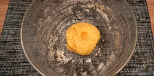 Фото приготовления рецепта: Утиный суп с брюссельской капустой, зелёным горошком и сырными клёцками - шаг №11