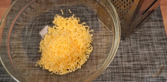 Фото приготовления рецепта: Утиный суп с брюссельской капустой, зелёным горошком и сырными клёцками - шаг №8