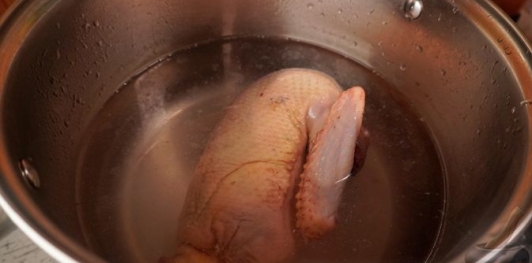 Фото приготовления рецепта: Утиный суп с брюссельской капустой, зелёным горошком и сырными клёцками - шаг №2