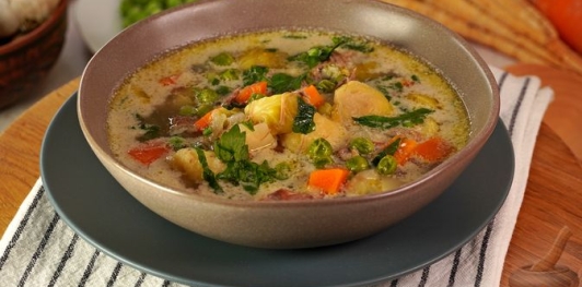 Фото приготовления рецепта: Утиный суп с брюссельской капустой, зелёным горошком и сырными клёцками - шаг №24