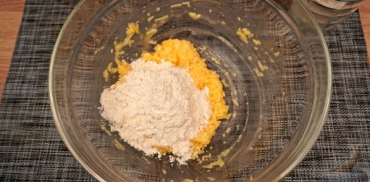 Фото приготовления рецепта: Утиный суп с брюссельской капустой, зелёным горошком и сырными клёцками - шаг №10