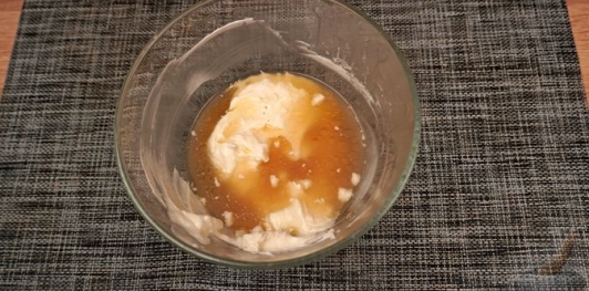 Фото приготовления рецепта: Утиный суп с брюссельской капустой, зелёным горошком и сырными клёцками - шаг №19