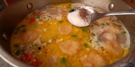 Фото приготовления рецепта: Утиный суп с брюссельской капустой, зелёным горошком и сырными клёцками - шаг №22