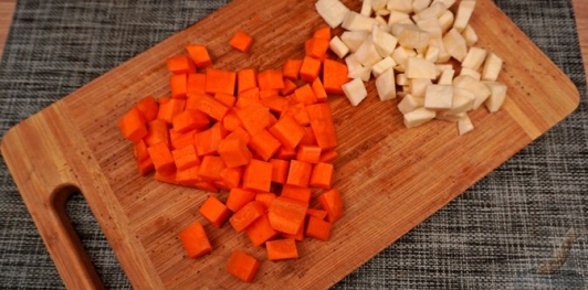 Фото приготовления рецепта: Утиный суп с брюссельской капустой, зелёным горошком и сырными клёцками - шаг №4