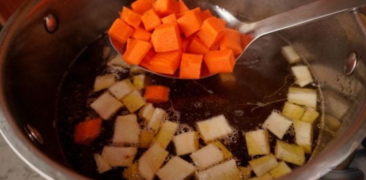 Фото приготовления рецепта: Утиный суп с брюссельской капустой, зелёным горошком и сырными клёцками - шаг №6