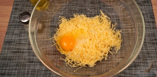 Фото приготовления рецепта: Утиный суп с брюссельской капустой, зелёным горошком и сырными клёцками - шаг №9