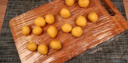 Фото приготовления рецепта: Утиный суп с брюссельской капустой, зелёным горошком и сырными клёцками - шаг №12