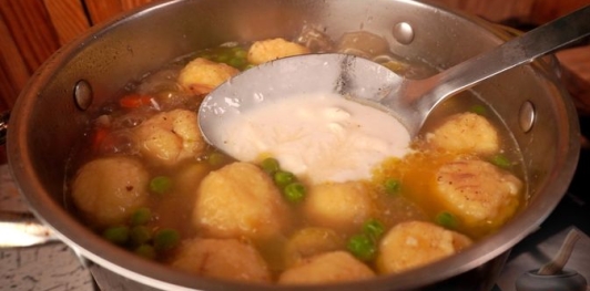 Фото приготовления рецепта: Утиный суп с брюссельской капустой, зелёным горошком и сырными клёцками - шаг №21