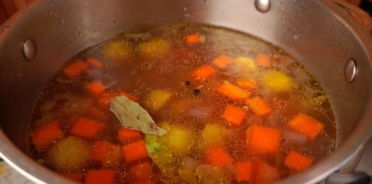 Фото приготовления рецепта: Утиный суп с брюссельской капустой, зелёным горошком и сырными клёцками - шаг №17