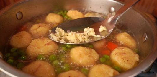 Фото приготовления рецепта: Утиный суп с брюссельской капустой, зелёным горошком и сырными клёцками - шаг №20