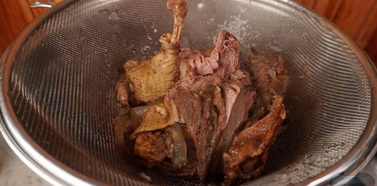 Фото приготовления рецепта: Утиный суп с брюссельской капустой, зелёным горошком и сырными клёцками - шаг №3