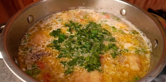 Фото приготовления рецепта: Утиный суп с брюссельской капустой, зелёным горошком и сырными клёцками - шаг №23