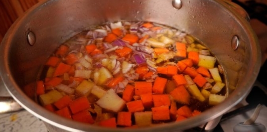 Фото приготовления рецепта: Утиный суп с брюссельской капустой, зелёным горошком и сырными клёцками - шаг №13