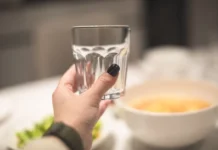 Вредно ли запивать еду?