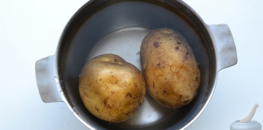 Фото приготовления рецепта: Закусочный блинный торт с крабовыми палочками, картофелем и морковью - шаг №2