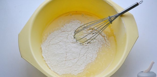 Фото приготовления рецепта: Закусочный блинный торт с крабовыми палочками, картофелем и морковью - шаг №7