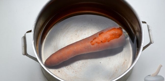 Фото приготовления рецепта: Закусочный блинный торт с крабовыми палочками, картофелем и морковью - шаг №3