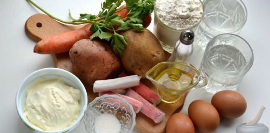 Фото приготовления рецепта: Закусочный блинный торт с крабовыми палочками, картофелем и морковью - шаг №1